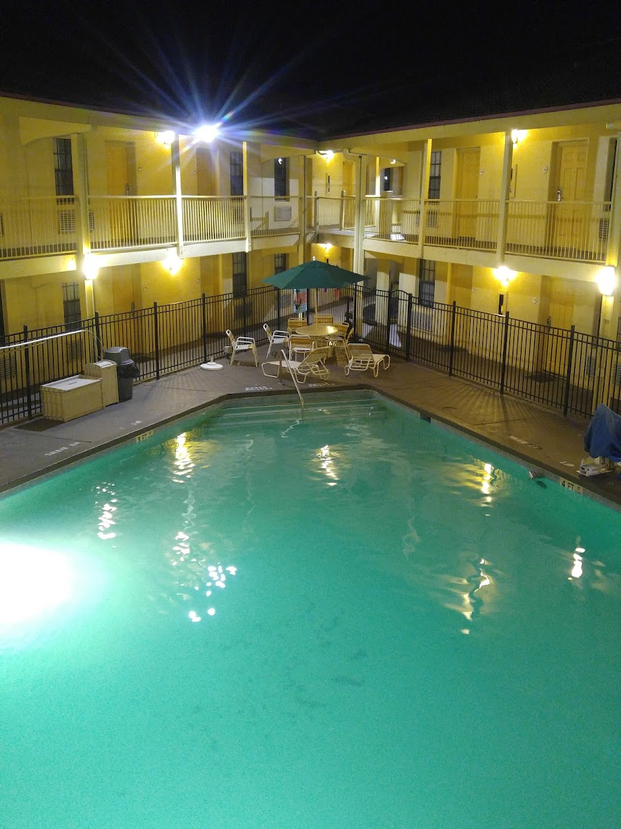 Howard Johnson by Wyndham Columbus Fort Moore photo 3