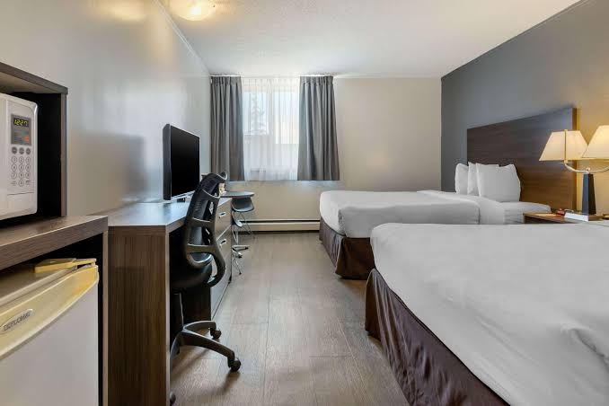 Super 8 by Wyndham Macleod Trail Calgary photo 2