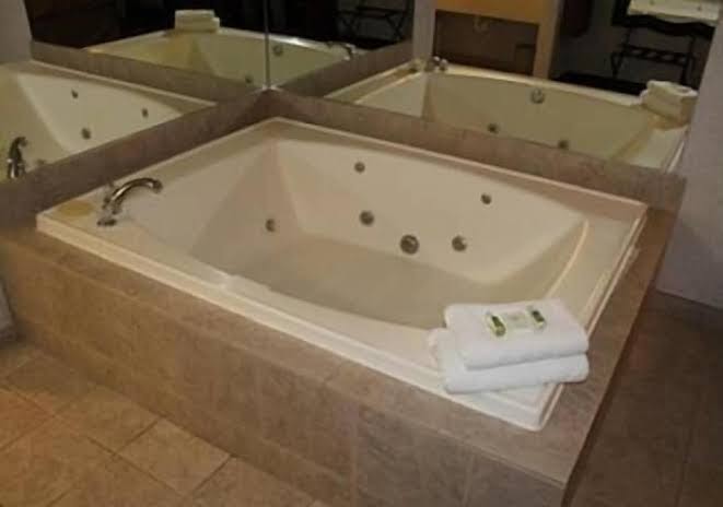 Crown Choice Inn & Suites Lakeview Waterpark photo 3