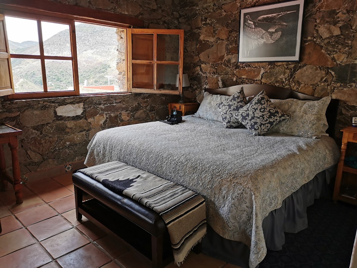 Hotel Amor y Paz +18