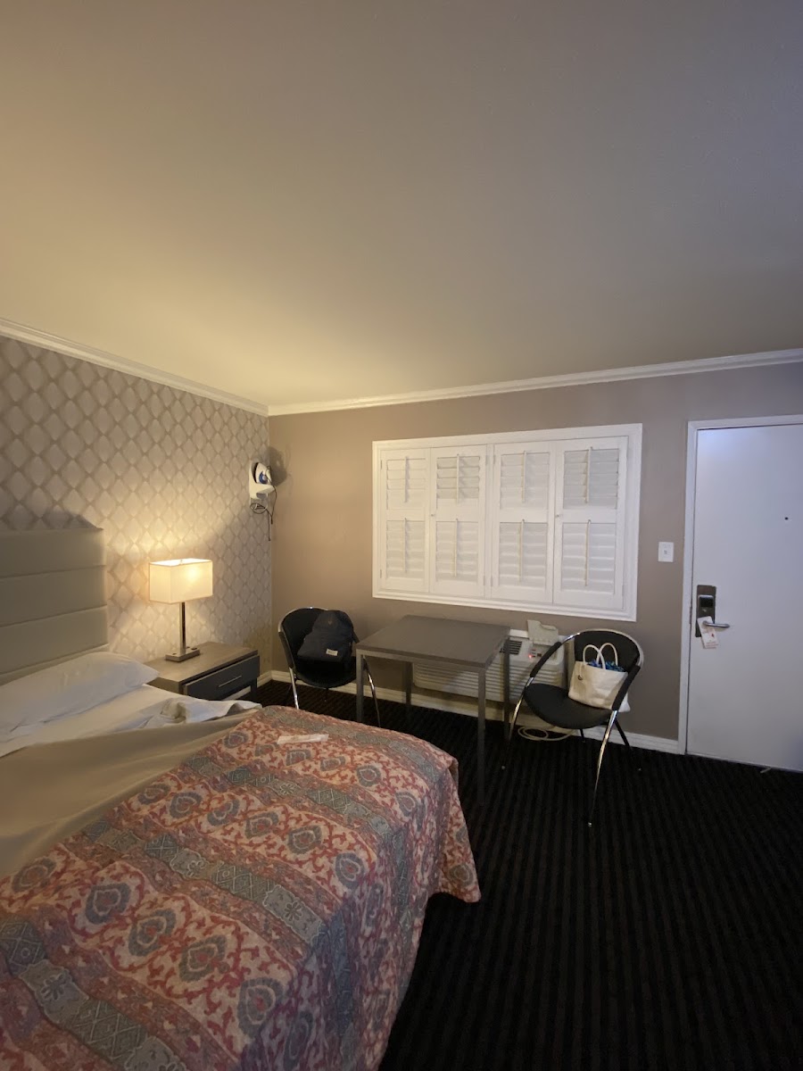 Alpha Inn & Suites photo 2