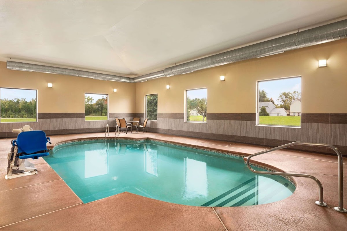 La Quinta Inn & Suites by Wyndham Lackawanna photo 2