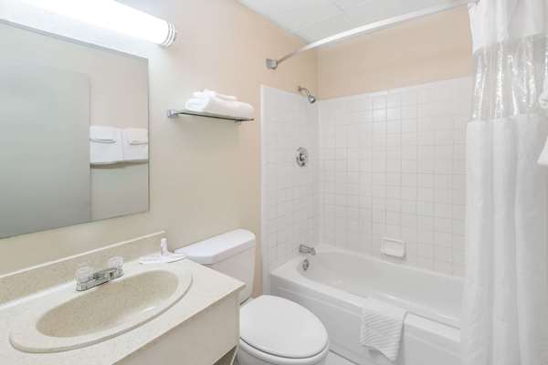 Super 8 by Wyndham Knoxville Downtown Area photo 3