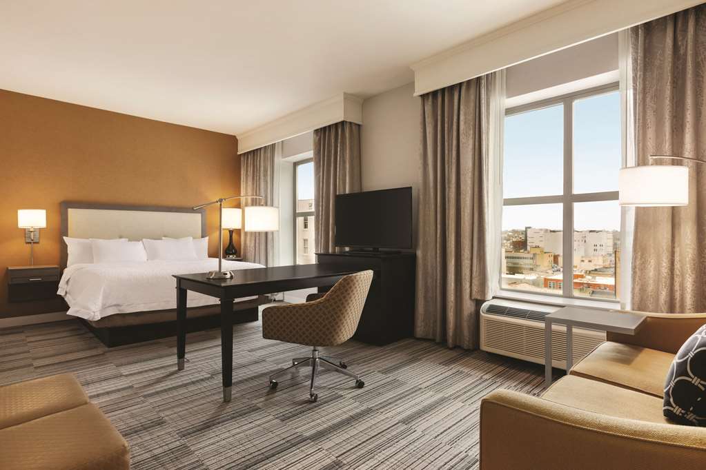 Hampton Inn & Suites Roanoke-Downtown photo 2