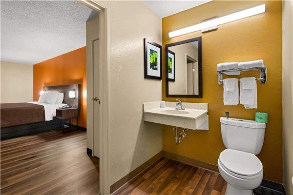 Suburban Studios Winston-Salem near Hanes Mall photo 3