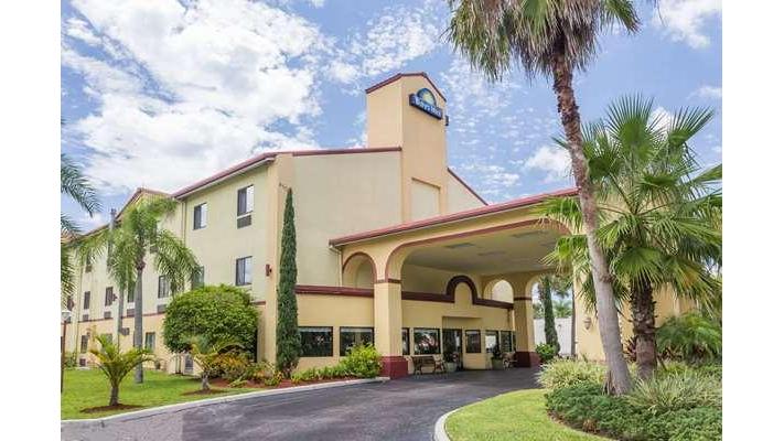 Days Inn by Wyndham Sarasota I-75