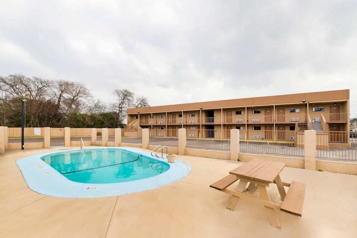 Oyo Hotel San Antonio Lackland AFB/Seaworld Hwy 90 W photo 3