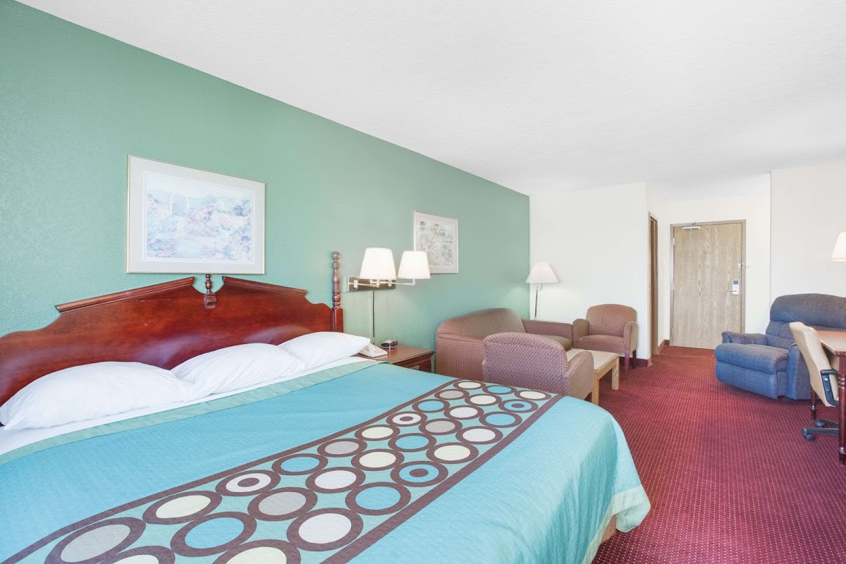 Super 8 by Wyndham Kennett photo 2