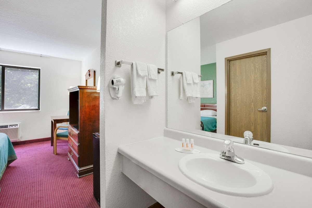Super 8 by Wyndham Kennett photo 3
