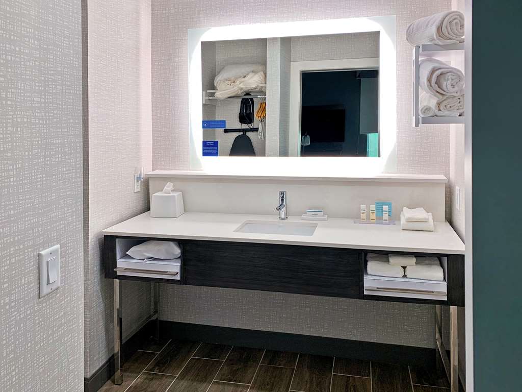 Hampton Inn & Suites Houston East Beltway 8 photo 3