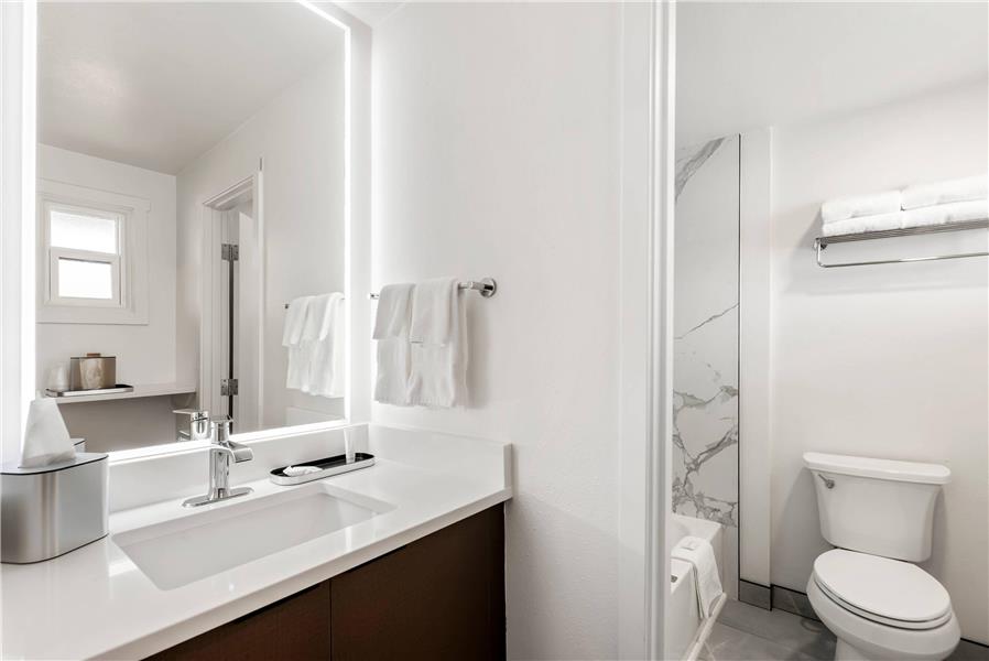 Clarion Pointe Mount Vernon - Burlington photo 3
