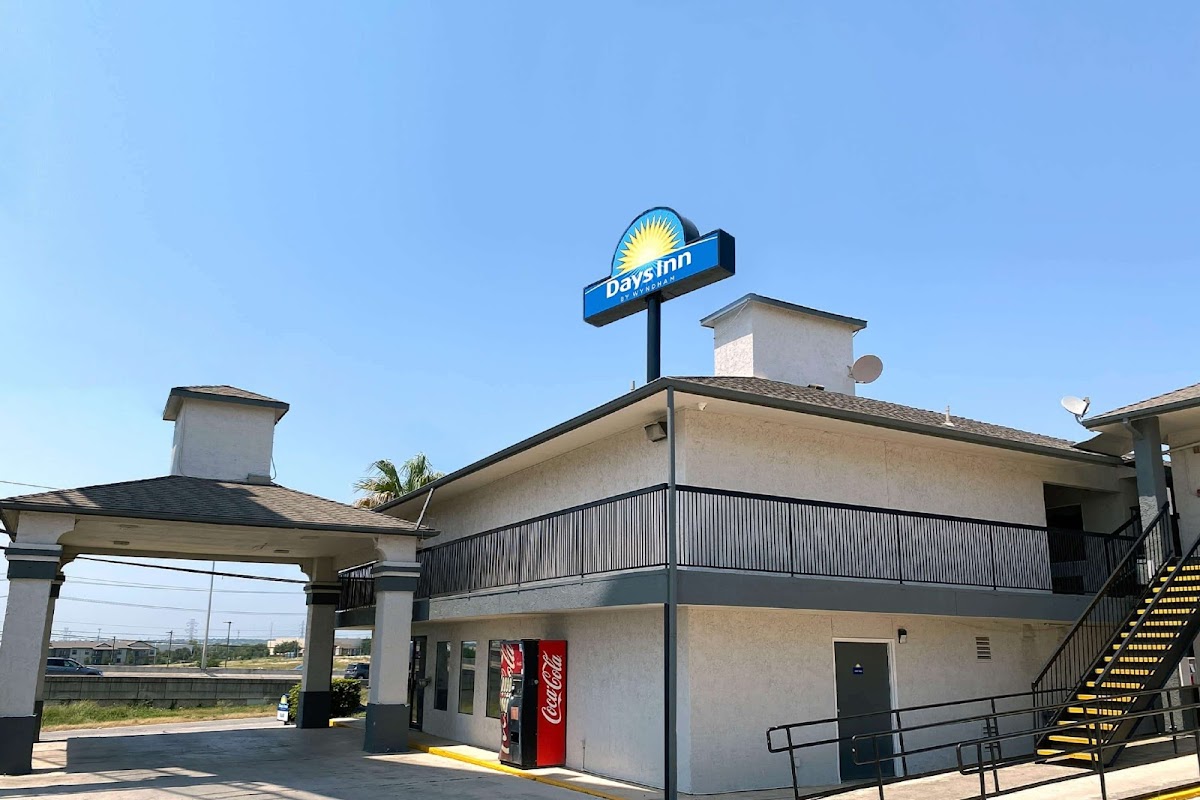 Days Inn by Wyndham Morgan's Wonderland / IH-35 N
