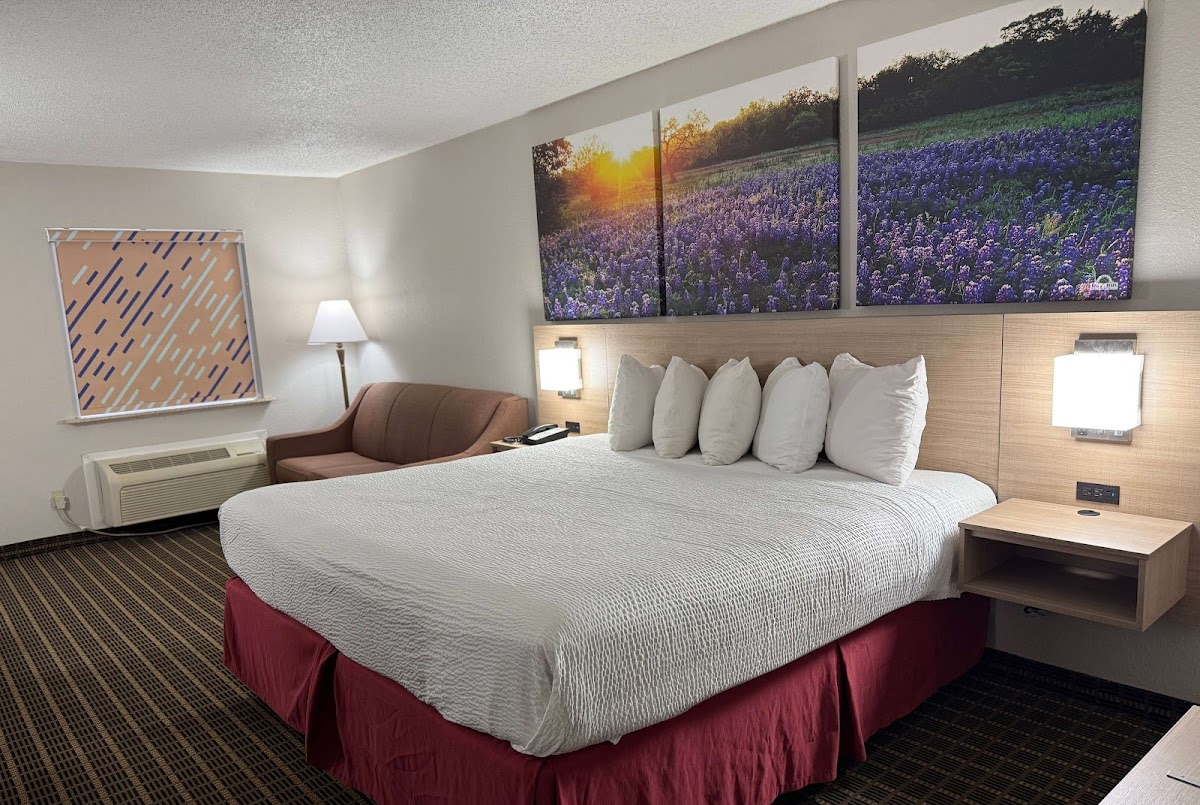 Days Inn by Wyndham Morgan's Wonderland / IH-35 N photo 2