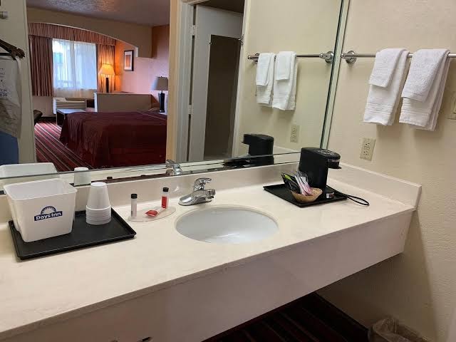 Days Inn & Suites by Wyndham Winnie photo 2