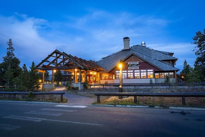 Old Faithful Snow Lodge