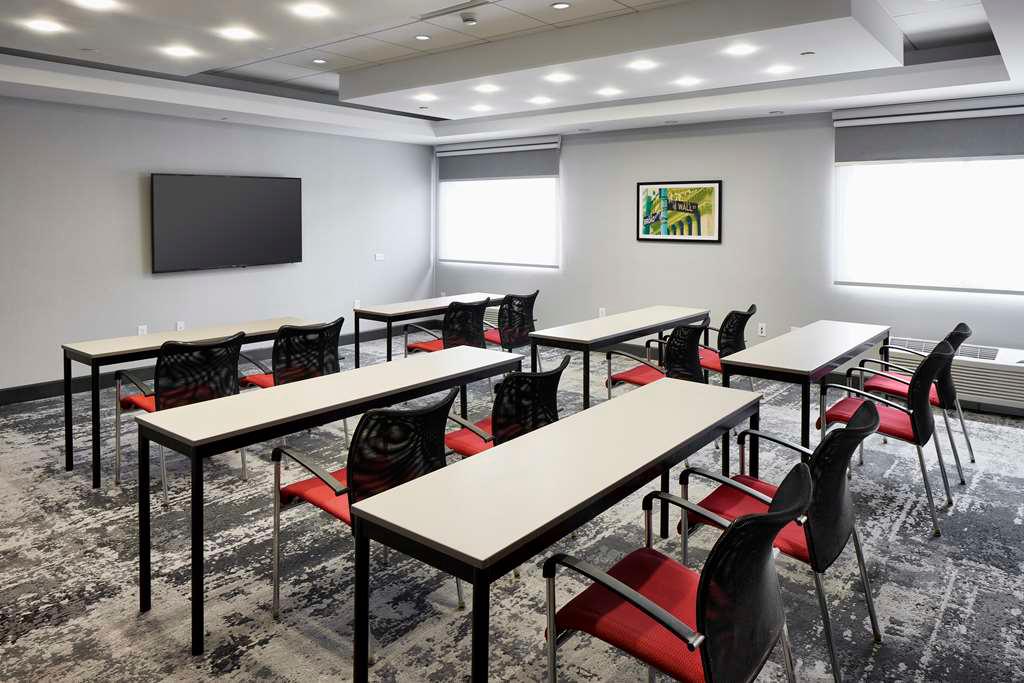 Hampton Inn Newark Airport photo 2