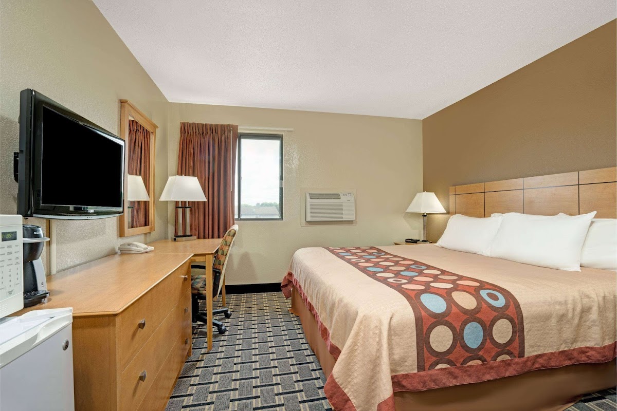 Super 8 by Wyndham Melrose photo 2