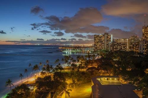 Castle Waikiki Shore photo 3