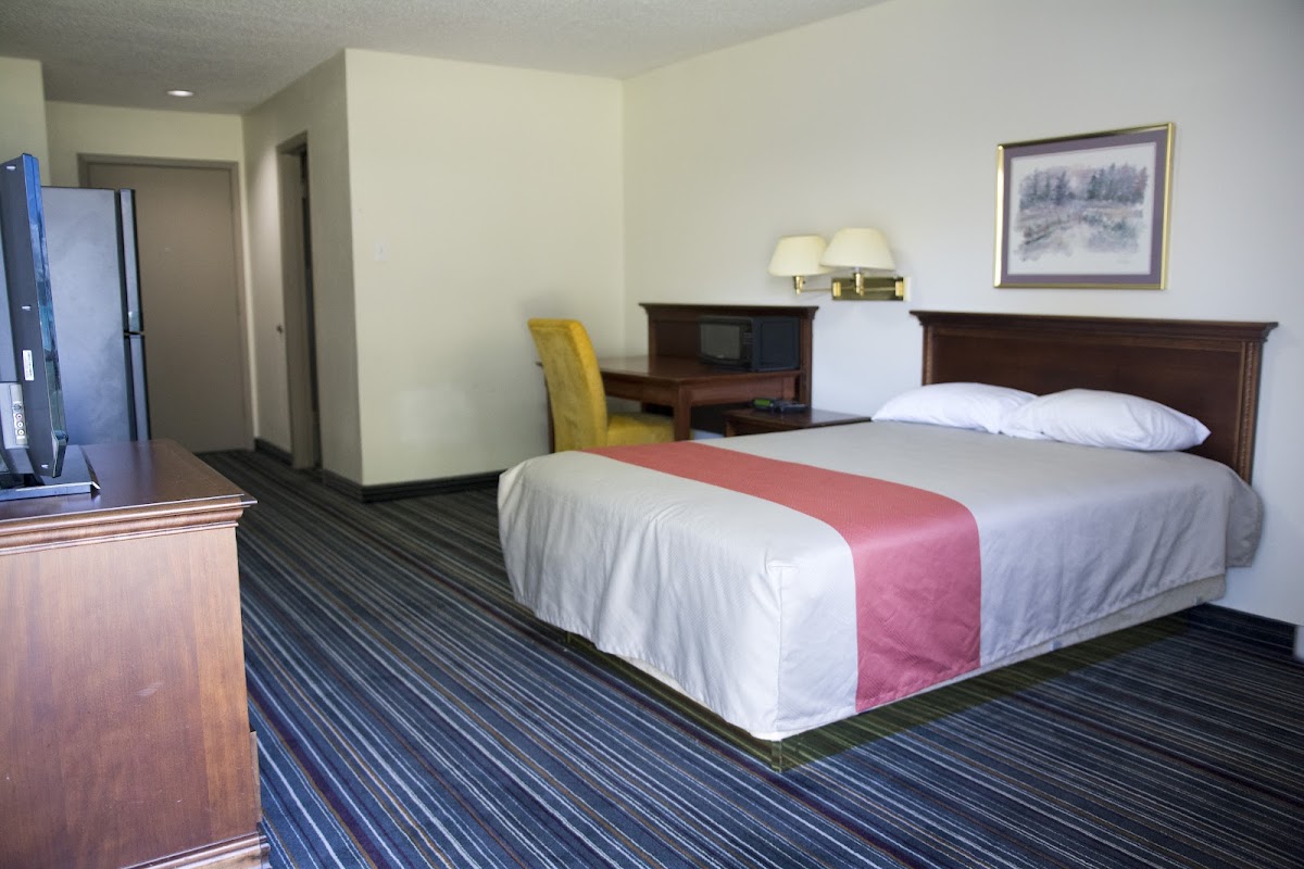 Lion's Den Extended Stay Commerce photo 2