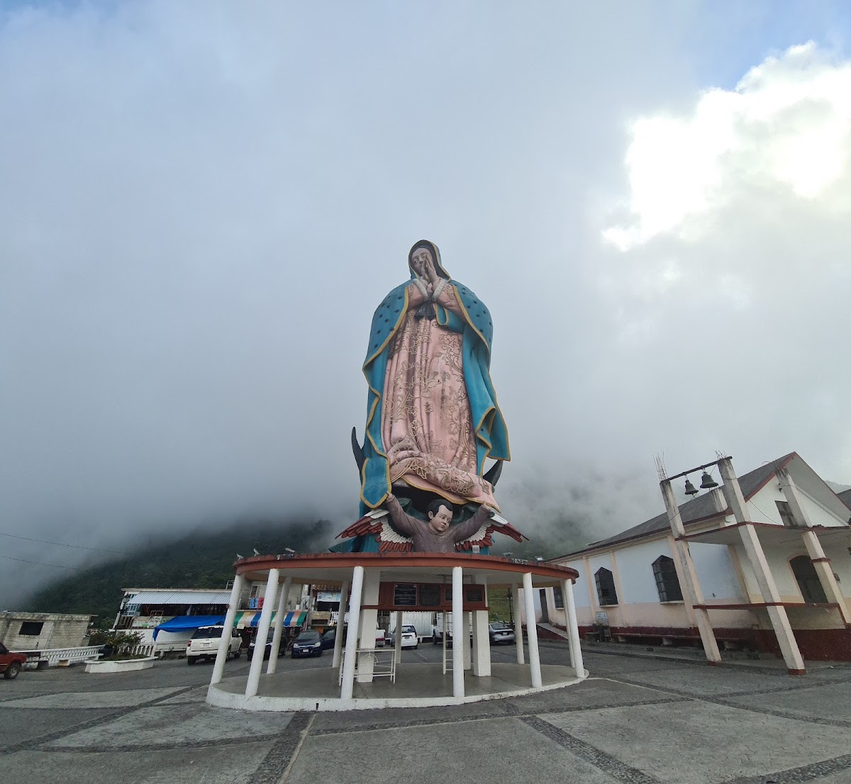 Monumental Vírgen de Guadalupe