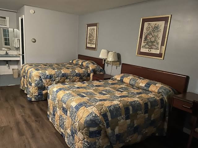 Budget Host Three Crowns Motor Lodge photo 2