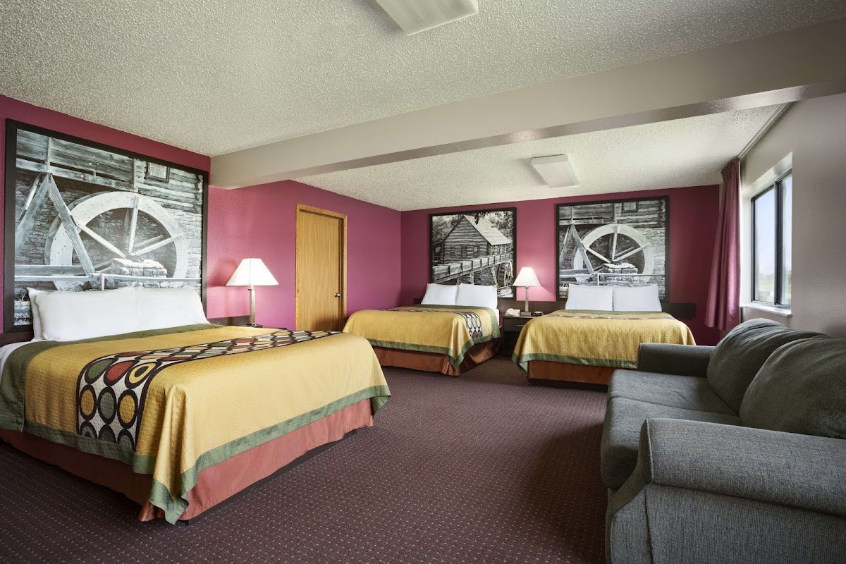 Super 8 by Wyndham Cameron photo 2
