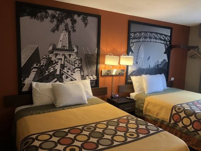Super 8 by Wyndham Crystal Lake photo 2