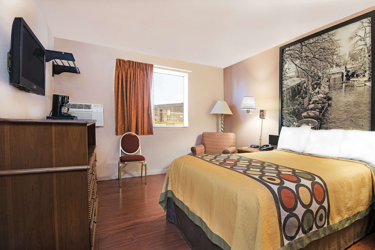 Super 8 by Wyndham San Antonio/I-35 North photo 2