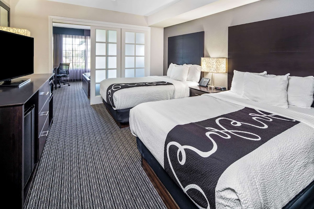 La Quinta Inn & Suites by Wyndham Anaheim photo 2