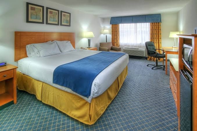 Holiday Inn Express & Suites Carlsbad photo 2
