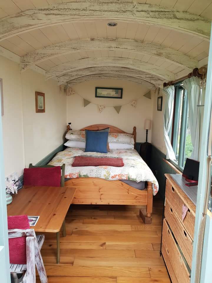 Dreamy Shepherd Hut photo 2
