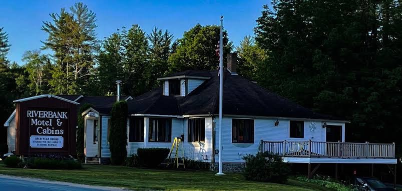 Riverbank Motel & Cabins