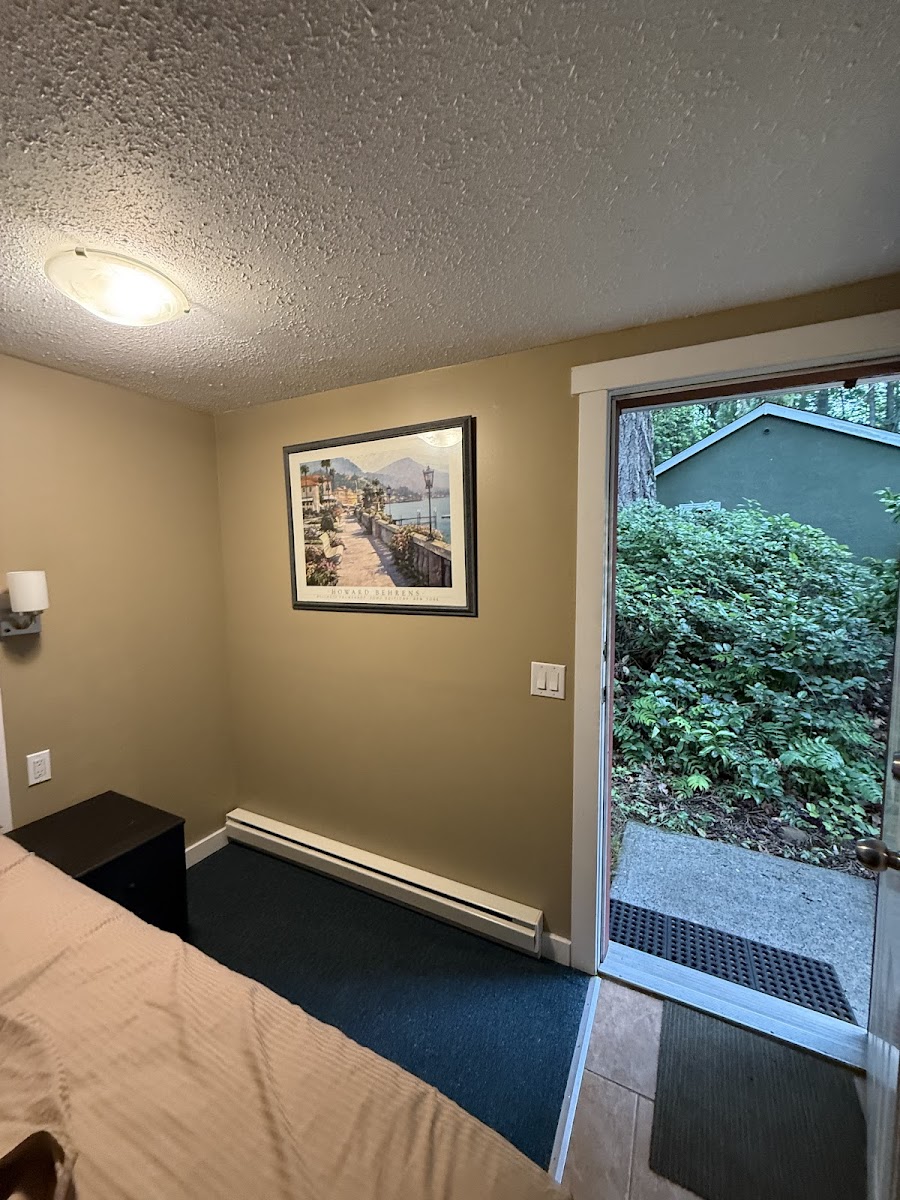 Malahat Bungalows Motel photo 2