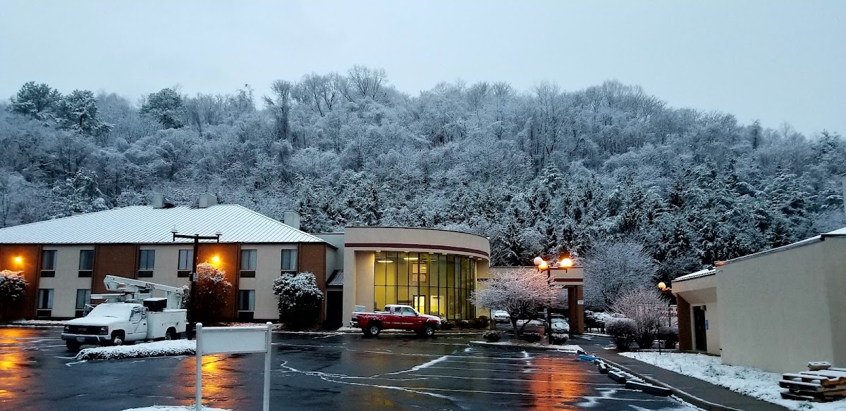 Compare Inn & Suites photo 3