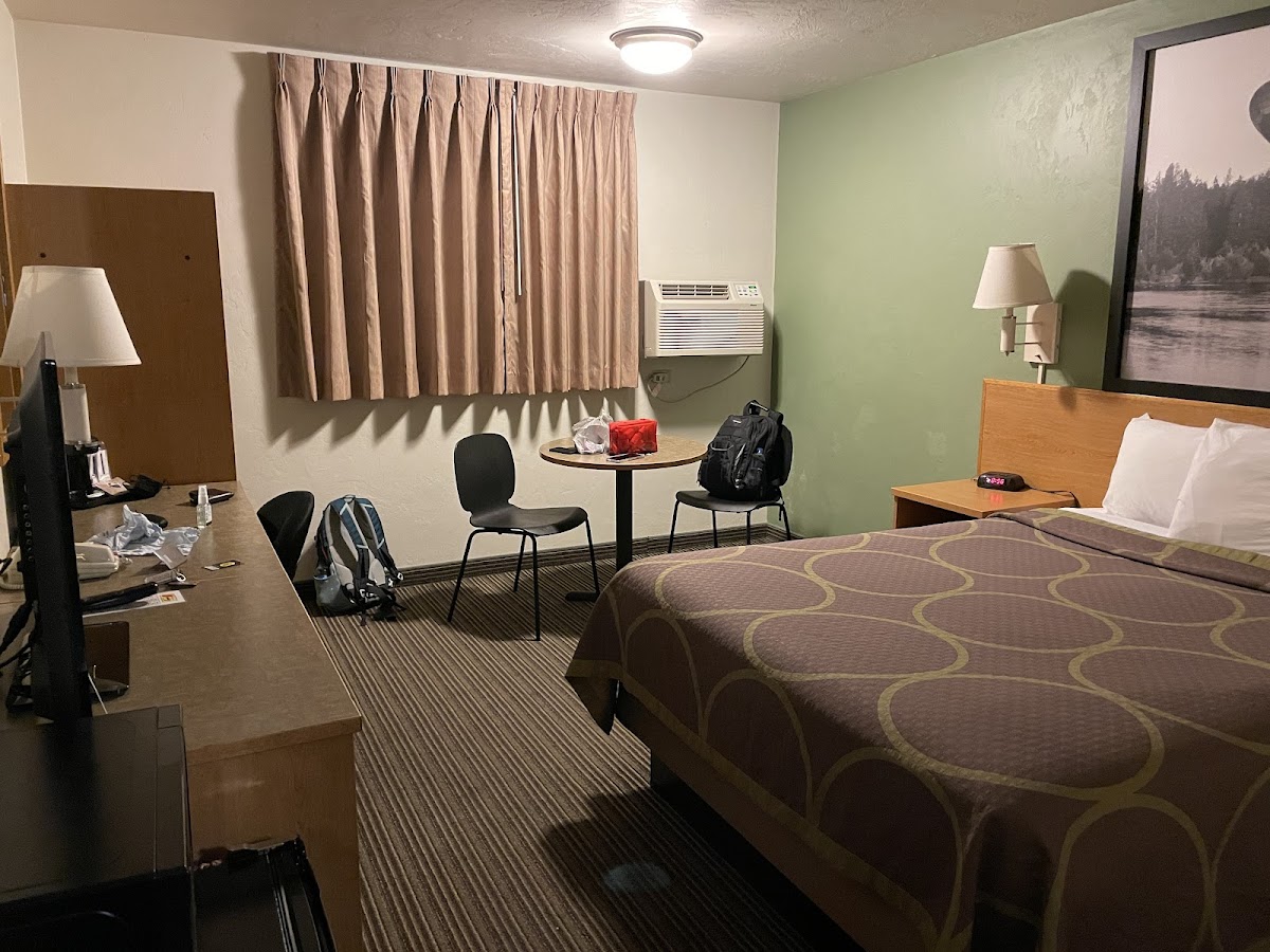 Super 8 by Wyndham Bend photo 2