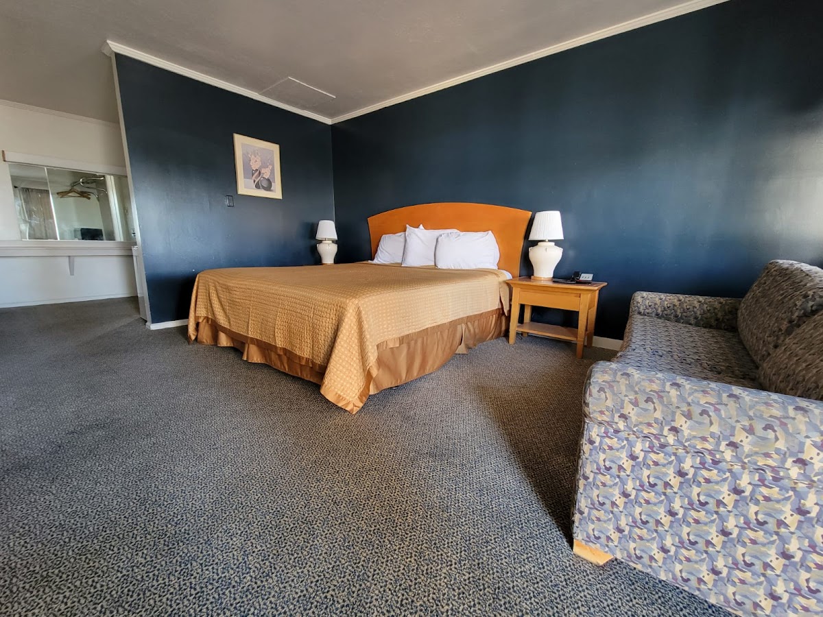 Emerald Inn and Lounge photo 2