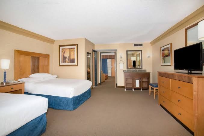 Embassy Suites by Hilton Phoenix Biltmore photo 3