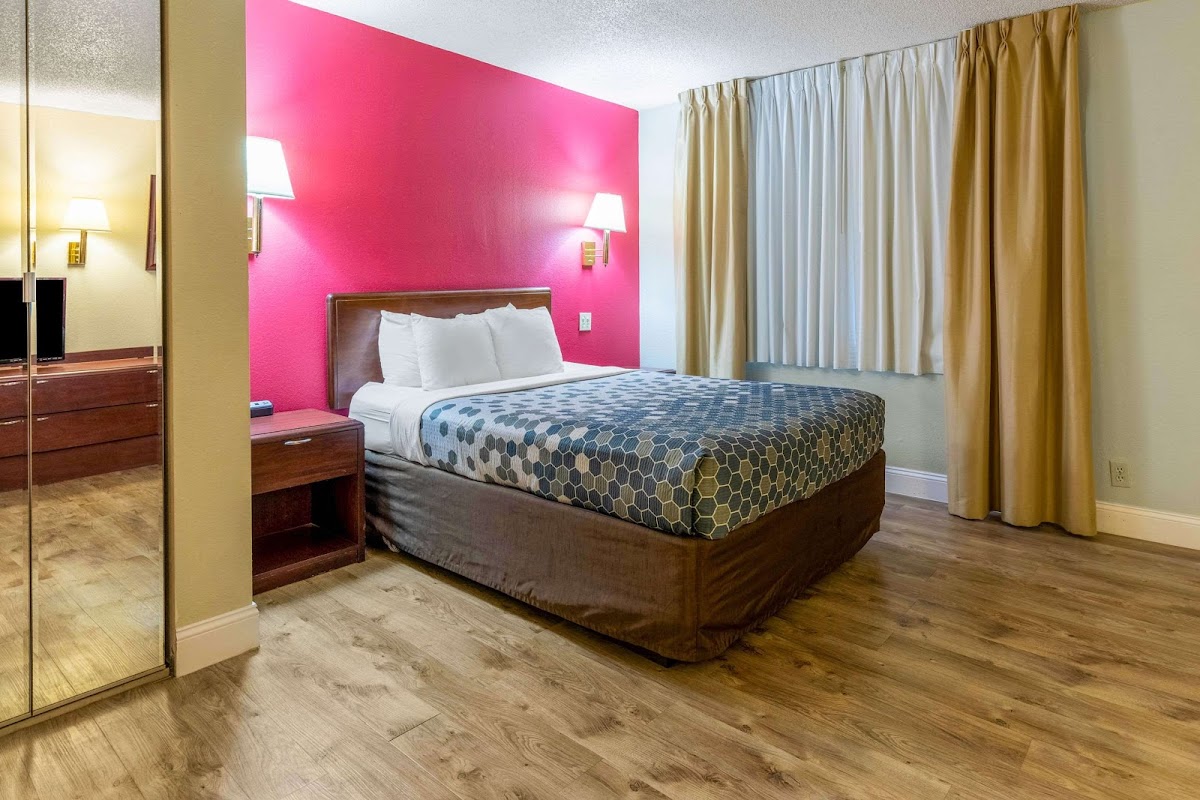 Econo Lodge Inn & Suites on the River photo 3