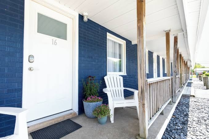 Anchor Bay Inn and Suites