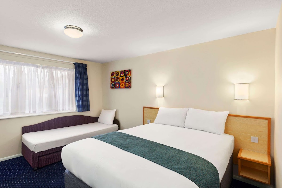 Days Inn by Wyndham Sutton Scotney South photo 2
