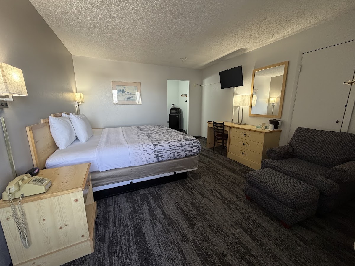 Regency Inn and Suites photo 3