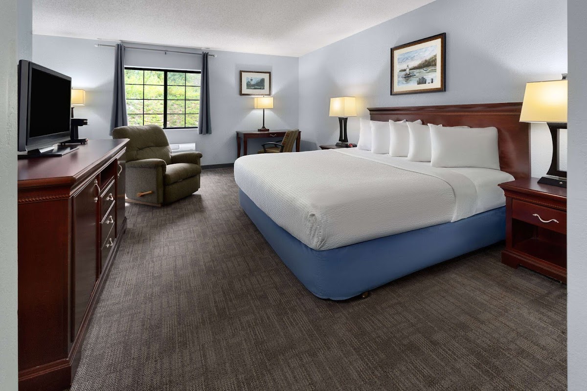 Days Inn by Wyndham Iron Mountain photo 2