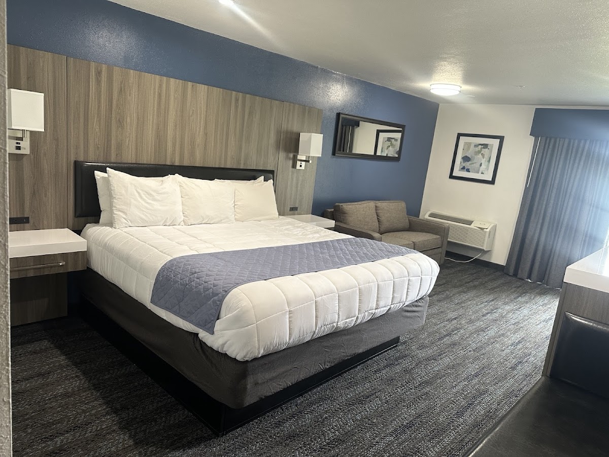 Oyster Bay Inn & Suites photo 2