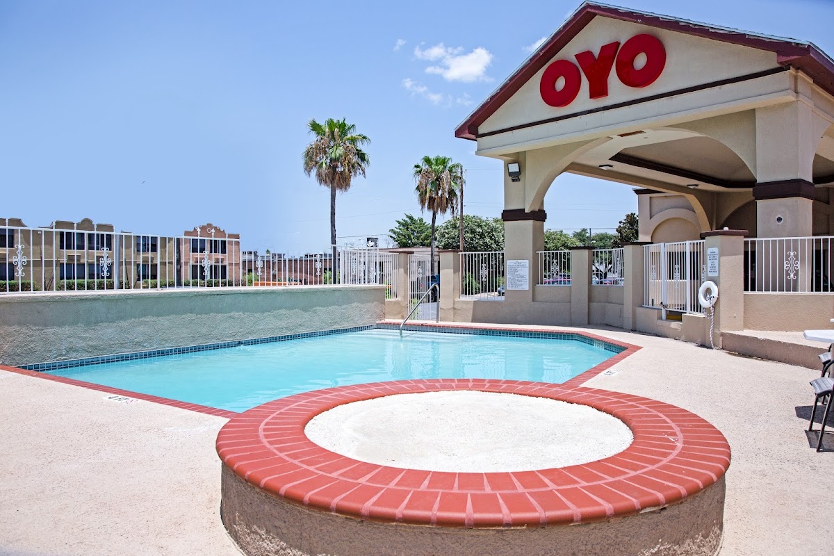 OYO Hotel McAllen Airport South photo 3