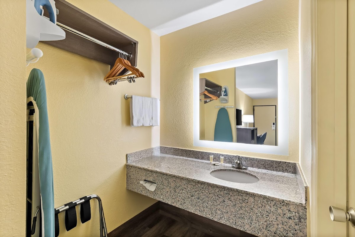 Days Inn by Wyndham Cleveland TN photo 3