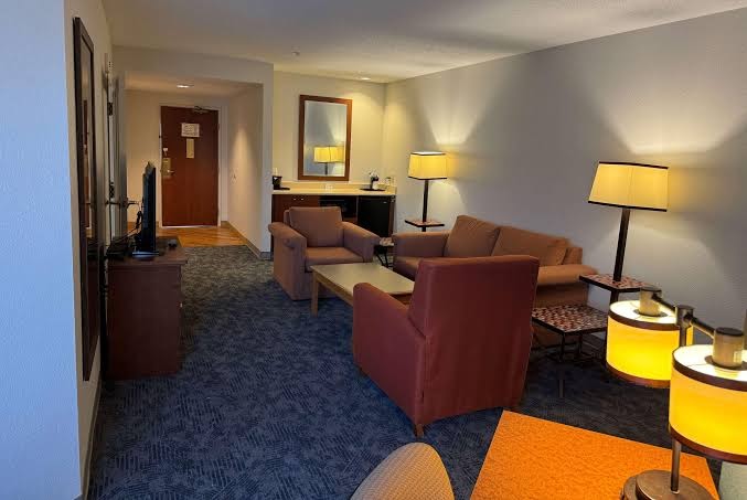 La Quinta Inn & Suites by Wyndham Bannockburn-Deerfield photo 2