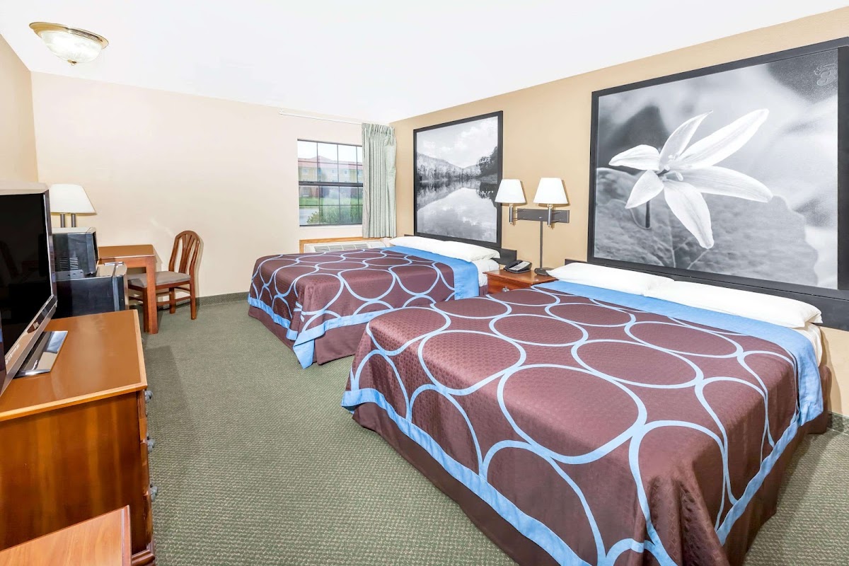 Super 8 by Wyndham Pine Bluff photo 2