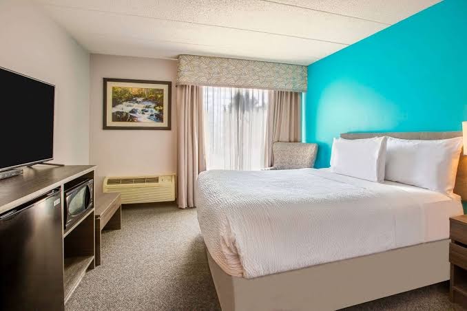 Days Inn By Wyndham Sudbury and Conference Centre photo 2