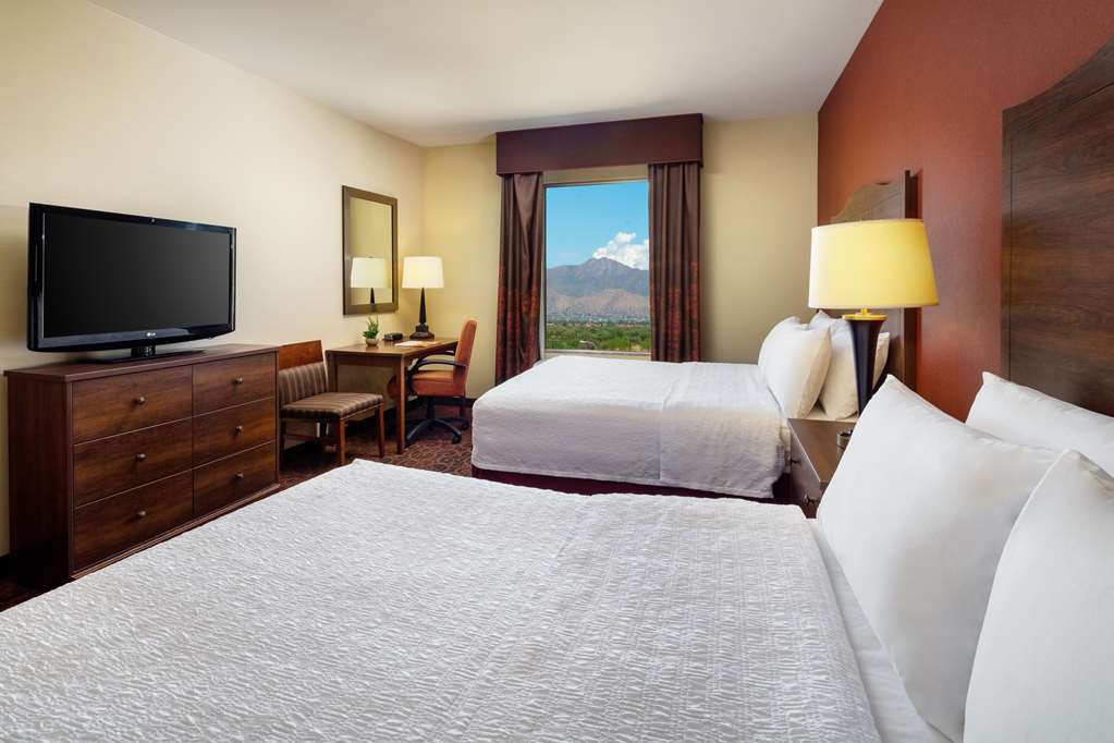 Hampton Inn & Suites Scottsdale at Talking Stick photo 2