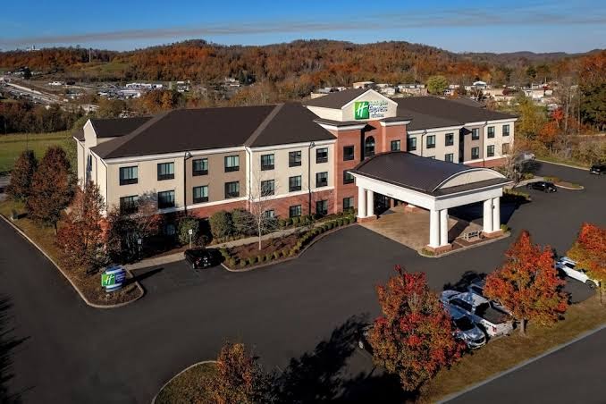 Holiday Inn Express & Suites Fairmont